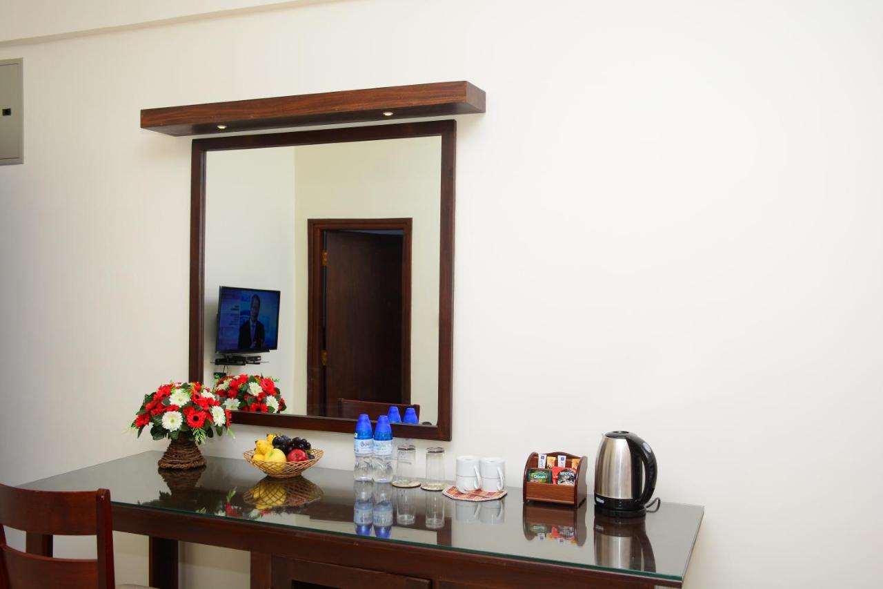 Hotel Nelly Marine Colombo Esterno foto