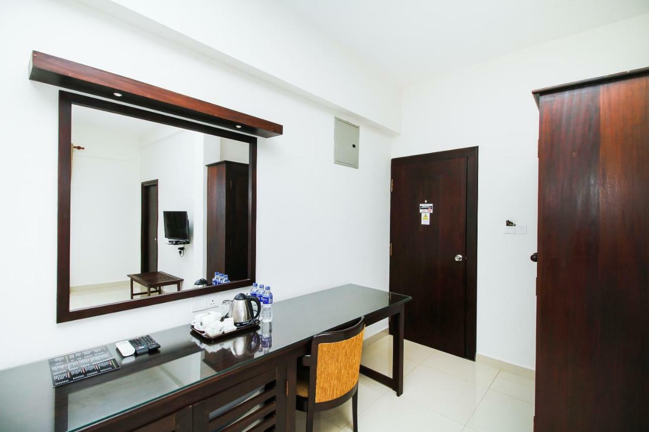 Hotel Nelly Marine Colombo Esterno foto