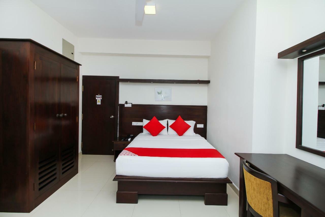 Hotel Nelly Marine Colombo Esterno foto