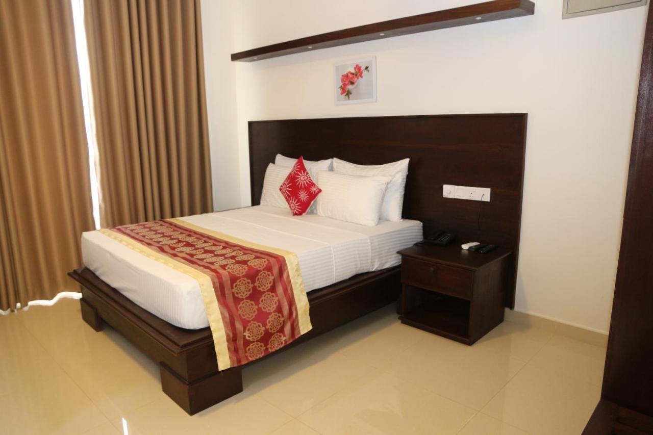Hotel Nelly Marine Colombo Esterno foto